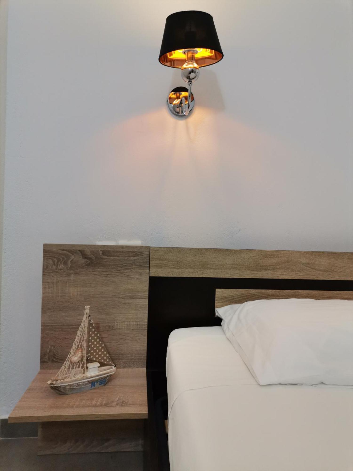 Chez Kiki Et Ioannis Engares