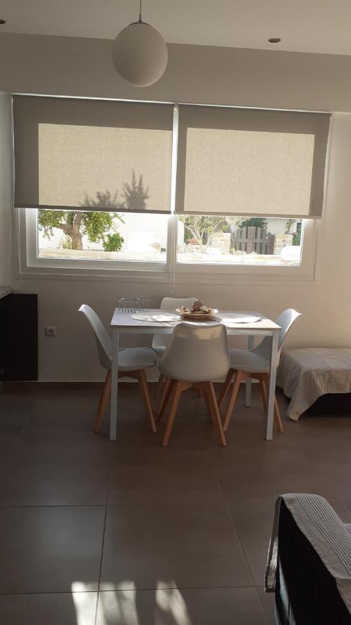 Chez Kiki Et Ioannis Engares