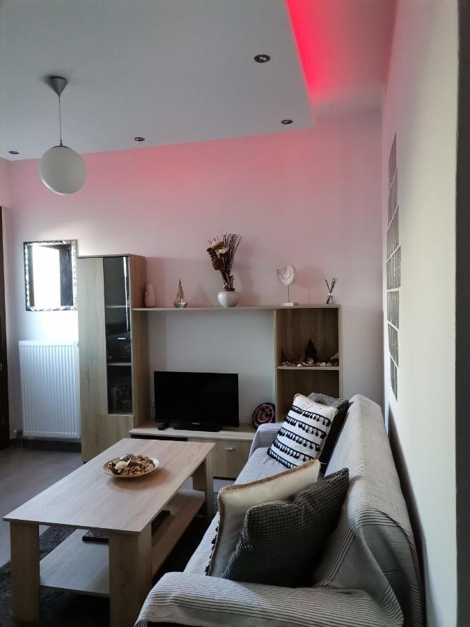Chez Kiki Et Ioannis Engares
