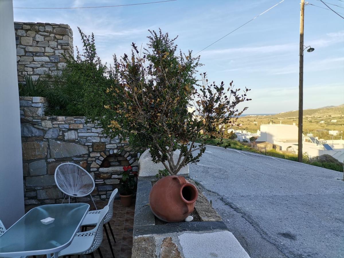 Chez Kiki Et Ioannis Engares